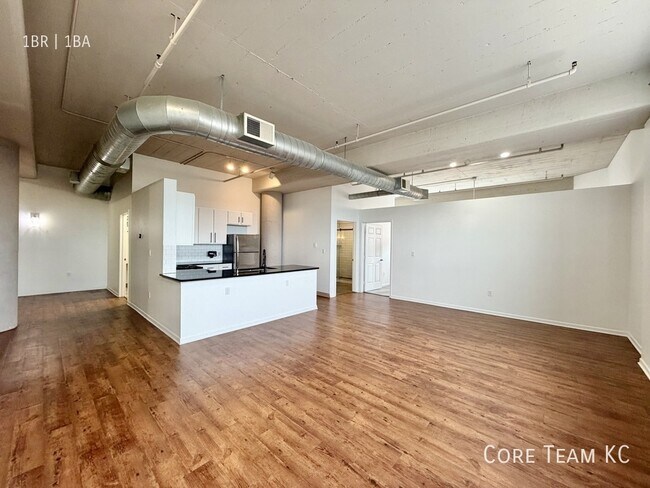 Building Photo - 320 W 7th St