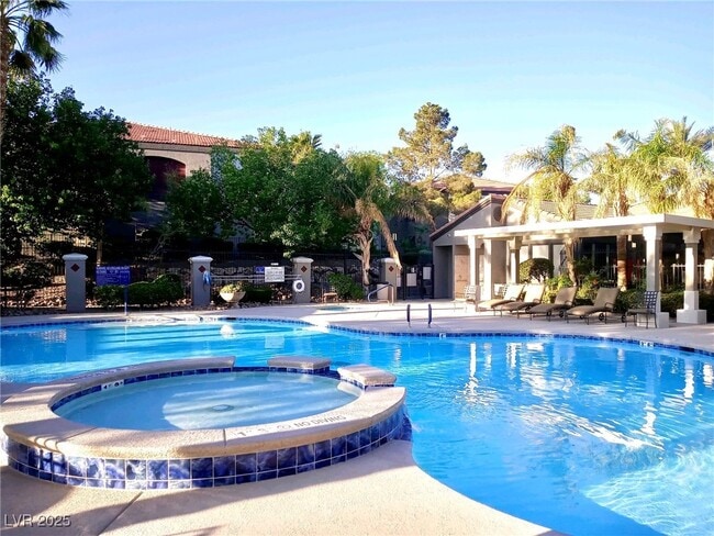 Building Photo - 950 Seven Hills Dr