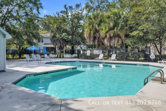 Building Photo - 8100 Shadow Oak Dr