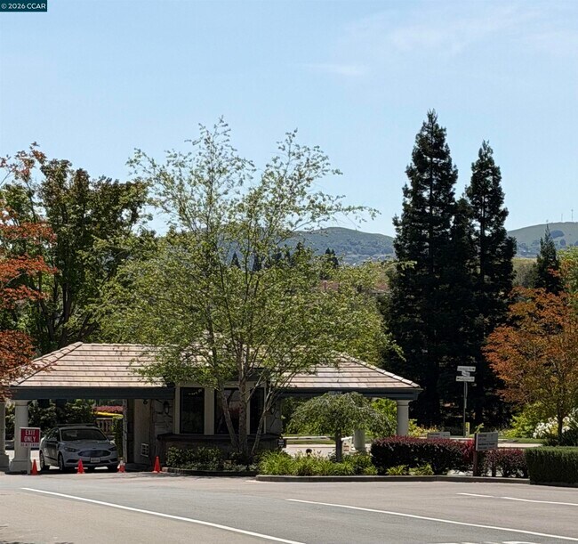 Building Photo - 801 Lakemont Pl
