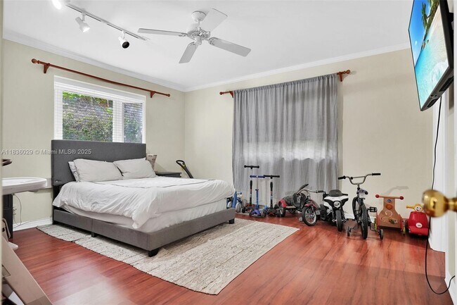 Building Photo - 5555 La Gorce Dr