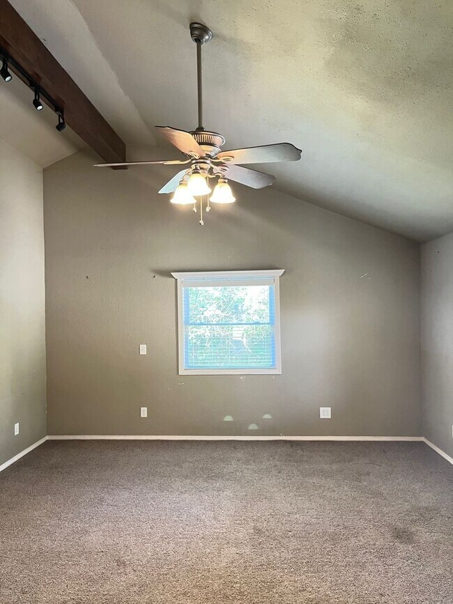 Building Photo - 4 bedrooms and 2 bath home, mature neighbo...