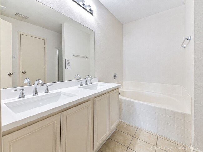 Building Photo - 2374 Somerset Dr