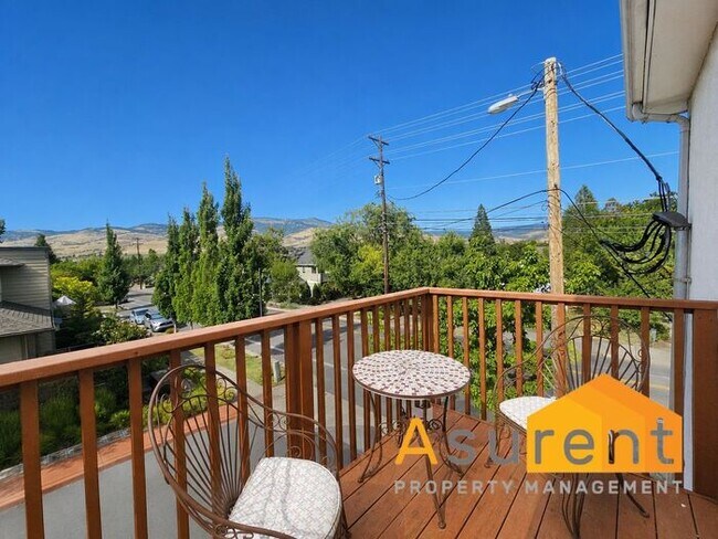 Building Photo - Large Two- Bedroom Apartment in Ashland with lots of storage and washer and dryer hookups