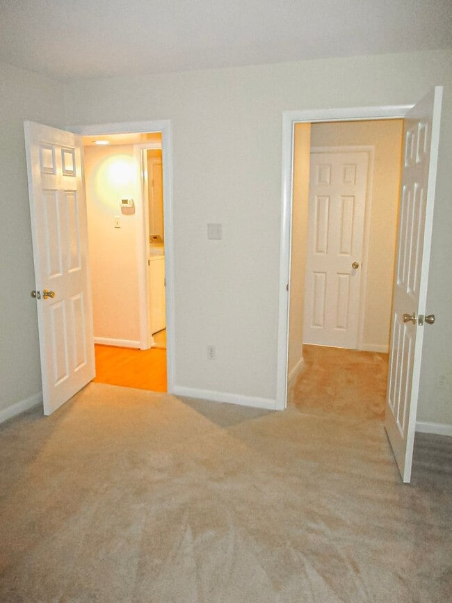 Building Photo - Charming 2 Bed 1 Bath Apartment With Paved...