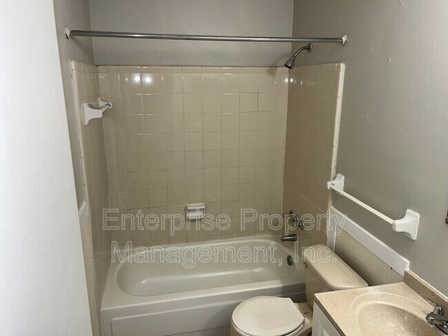 Building Photo - 1355 Garden Rd