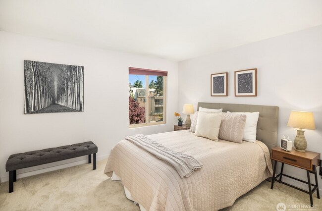 Building Photo - Top Floor Queen Anne Unit! (Beautiful views & 3 Parking Spaces)