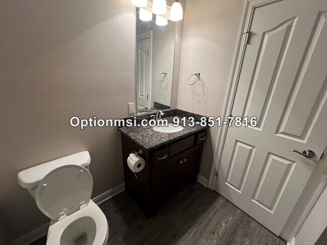 Building Photo - Blue Valley Townhome!