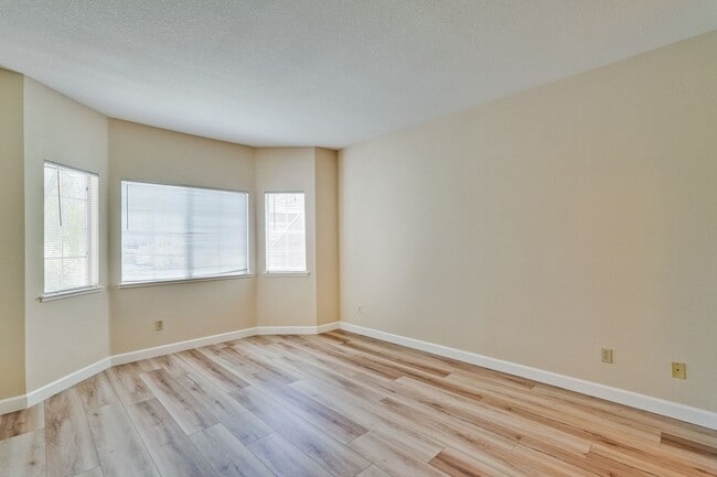 Building Photo - 2/2 Downstairs Unit in Desirable Park Alma...
