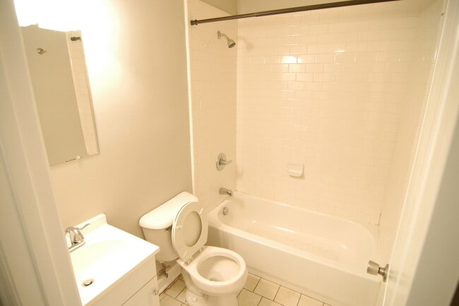 Building Photo - Inglewood Duplex Available Now!