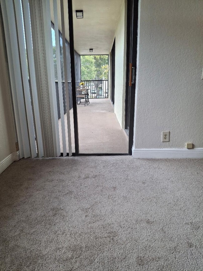 Building Photo - 105 Lake Emerald Dr