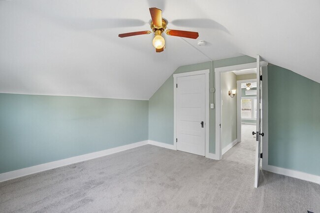 Building Photo - 6 Bed/3 Bath Remodeled Hyde Park Home w/Ce...