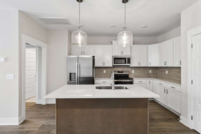 Building Photo - "Charming 3-Bed Townhouse Retreat with 2.5 Baths in Hendersonville's Heart!"