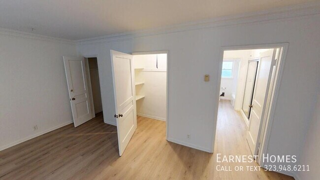 Building Photo - 127 N Doheny Dr