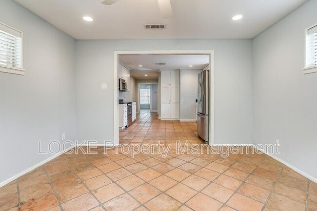 Building Photo - 3528 Rogers Ave