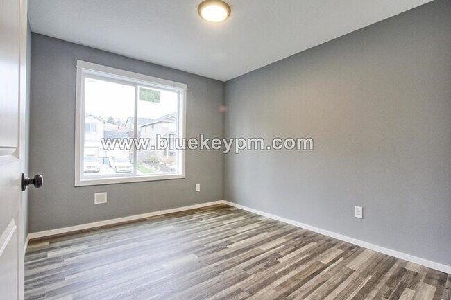 Building Photo - Unit 320: 3 Bed, 2.5 Baths Townhome in LaCenter