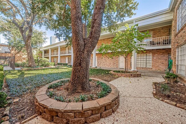 Building Photo - 2201 Fountain View Dr