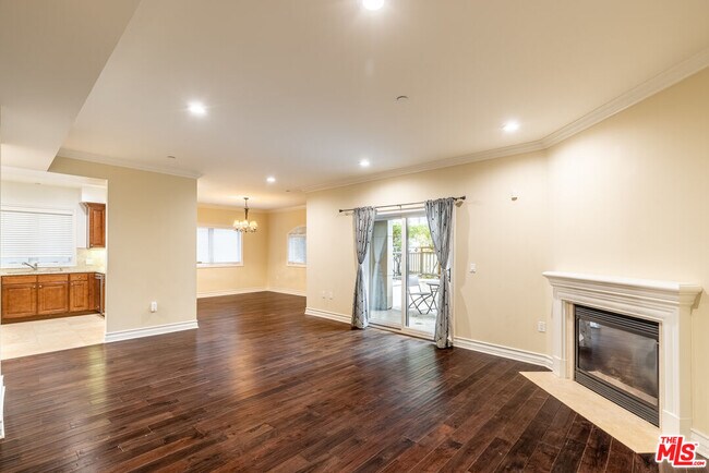 Building Photo - 2347 Fox Hills Dr