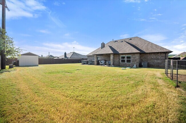 Building Photo - Stunning 3-bedroom, 2-bathroom home on an ...