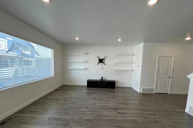 Building Photo - 632 Sugar Beet Dr