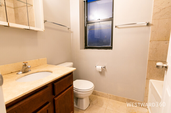 Building Photo - Condo quality 2 bed/2bath with washer/drye...