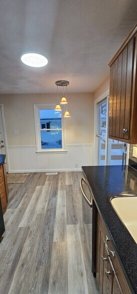 Building Photo - 7901 Elm St