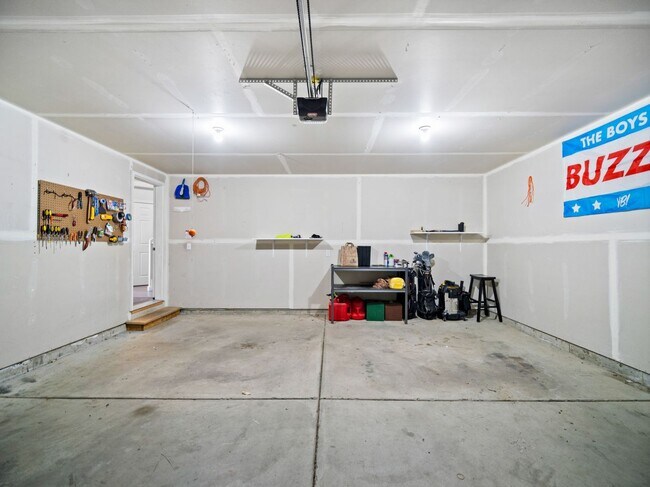 Building Photo - Bright & Comfortable 3 Bedroom Home (Furnished)