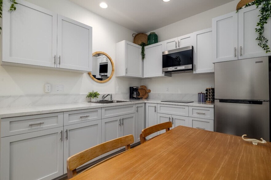 Building Photo - 4646 Robbins St