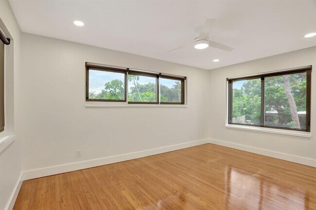 Building Photo - 2616 NE 26th Terrace