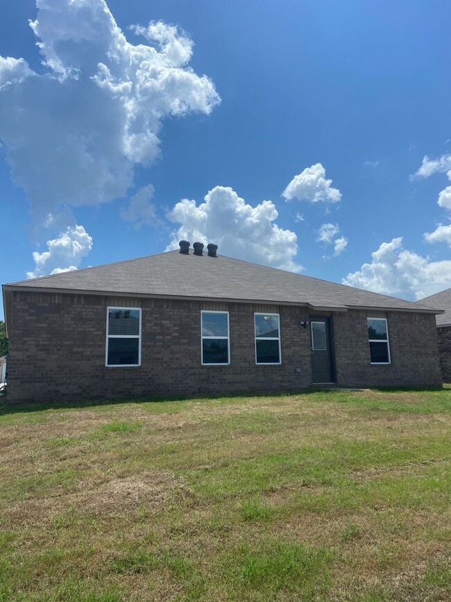 Building Photo - *Pre-leasing* Four Bedroom | Two Bath Home...