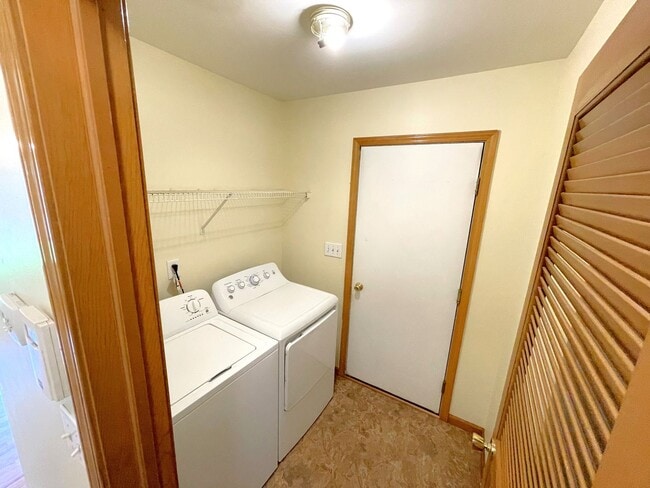 Building Photo - Spacious 3 bed 2.5 Bath Home Ready to Rent! Don’t Miss Out!