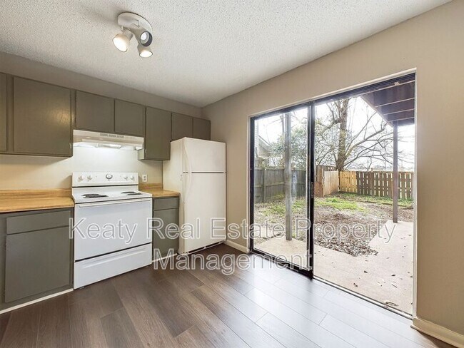 Building Photo - 301 Cougar Ridge