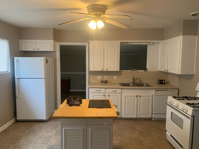 Building Photo - HOME SWEET HOME... Close to Barksdale Air Force Base