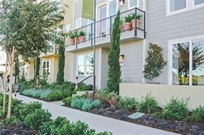 Building Photo - Heirloom Townhome