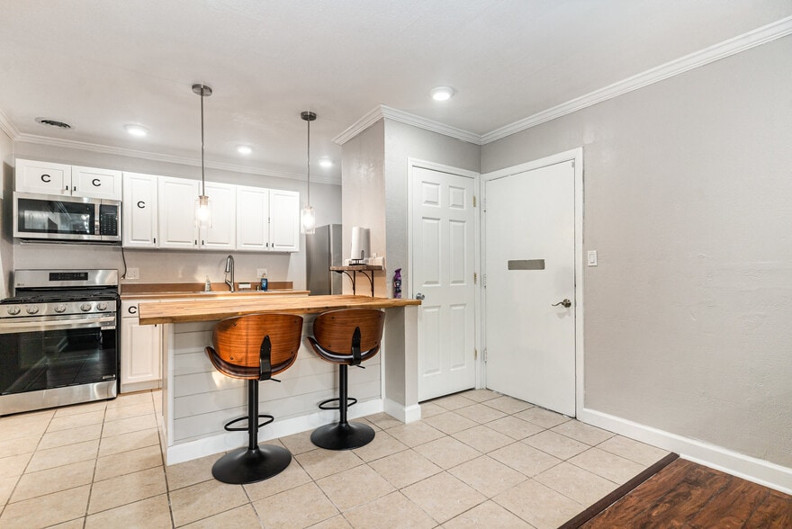 Kitchen - 1700 SW 16th Ct