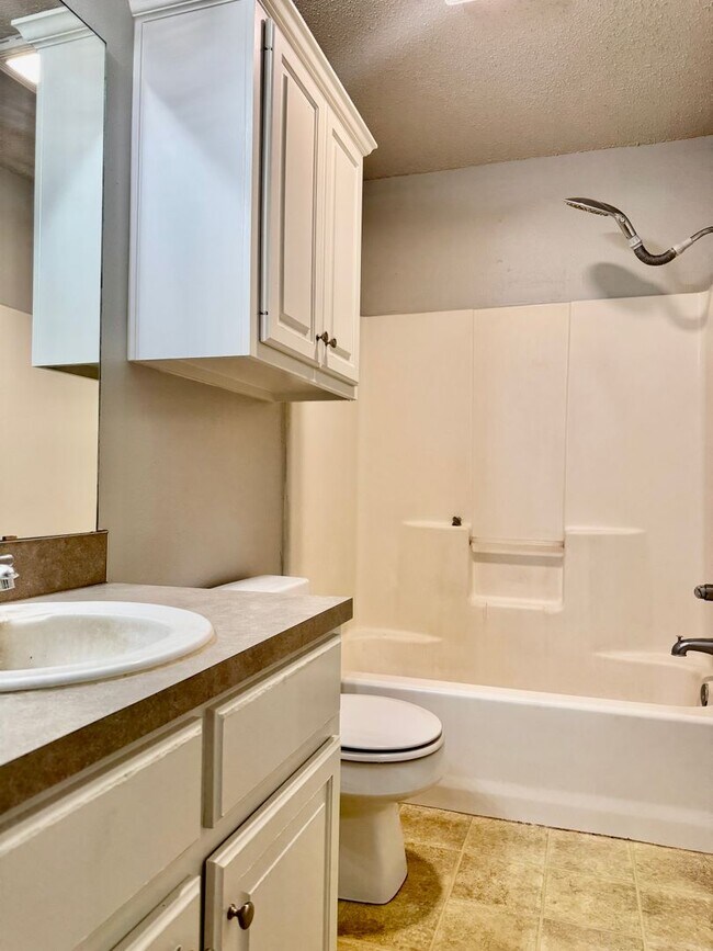 Building Photo - Adorable 2/1/1 Near Marsha Sharp!