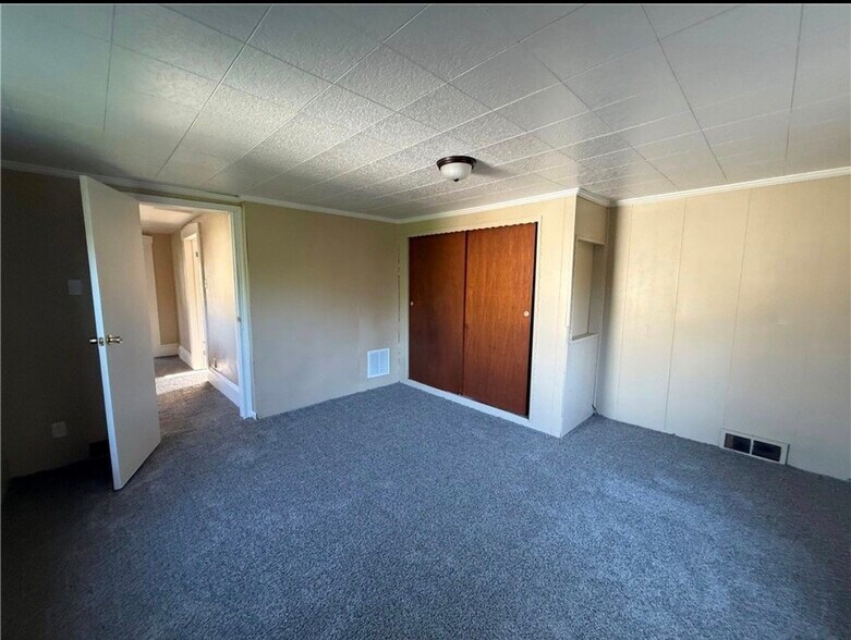 Building Photo - 303 E Lutton St