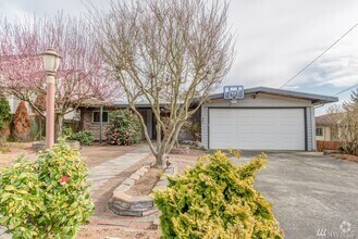 Building Photo - Large 4 Bedroom Magnolia Home