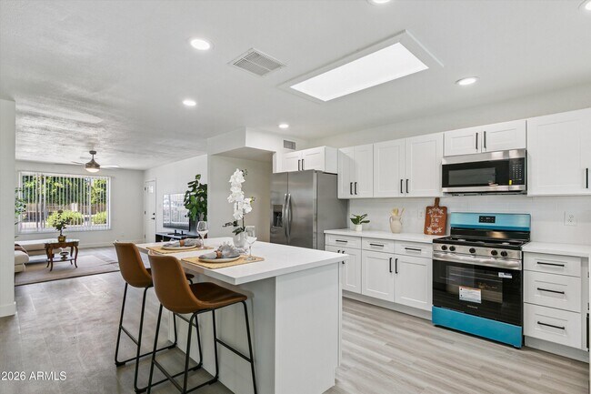 Building Photo - 3020 W Hartford Dr