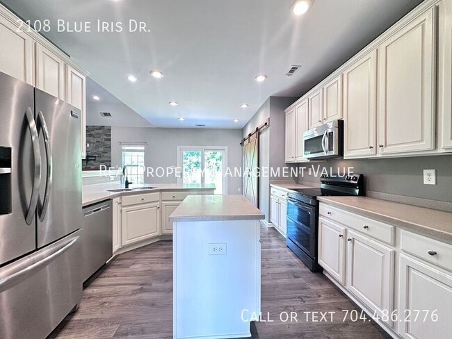 Building Photo - 2108 Blue Iris Dr