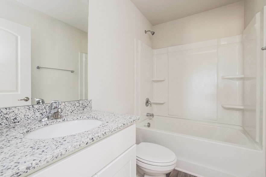 Building Photo - 1059 Manor Dr