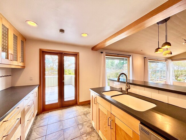 Building Photo - Stunning Mountain View Mid-Century Home in Prestigious Clyde Hill