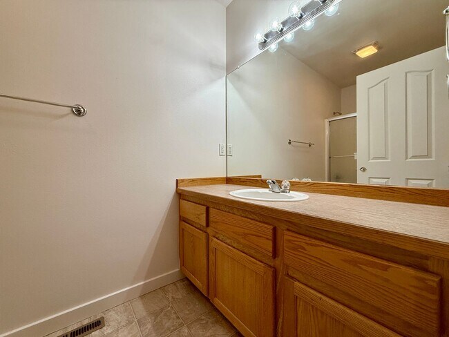 Building Photo - SCHEDULE A TOUR TO VIEW THIS VERY SPACIOUS HOME IN REDMOND!!