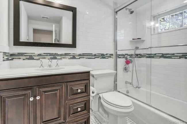 Building Photo - 23 W 7th St