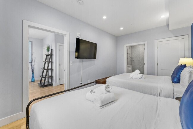 Building Photo - 1011 Bennington St