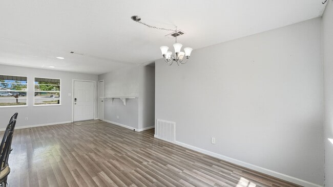 Building Photo - 200 Valley Acres Dr