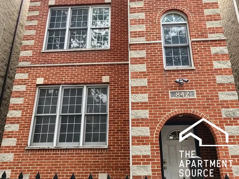 Building Photo - 842 N Wood St