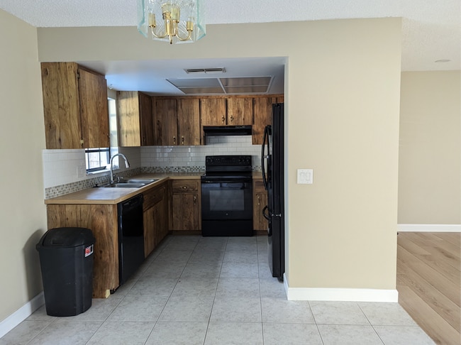 Building Photo - 1357 Dexter Dr E