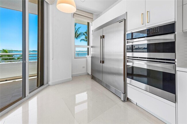 Building Photo - 808 Brickell Key Dr