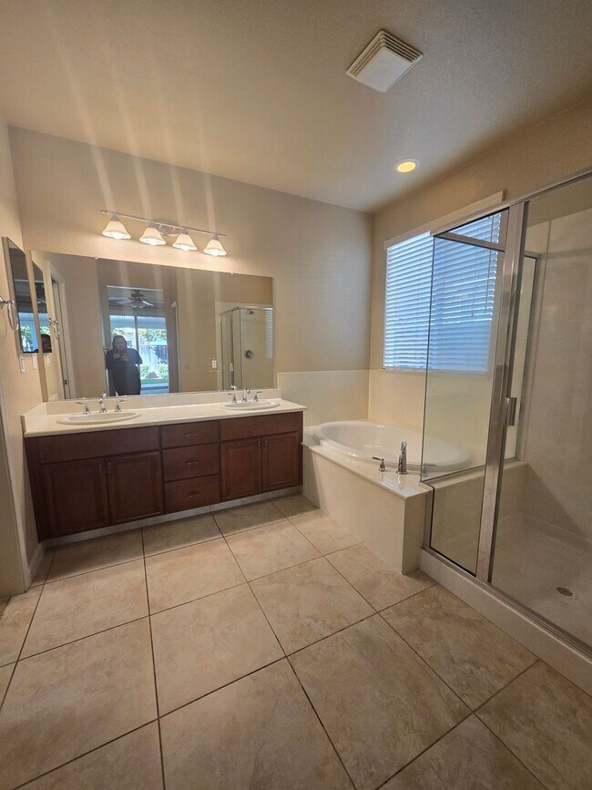 Building Photo - 339 Applegate Dr